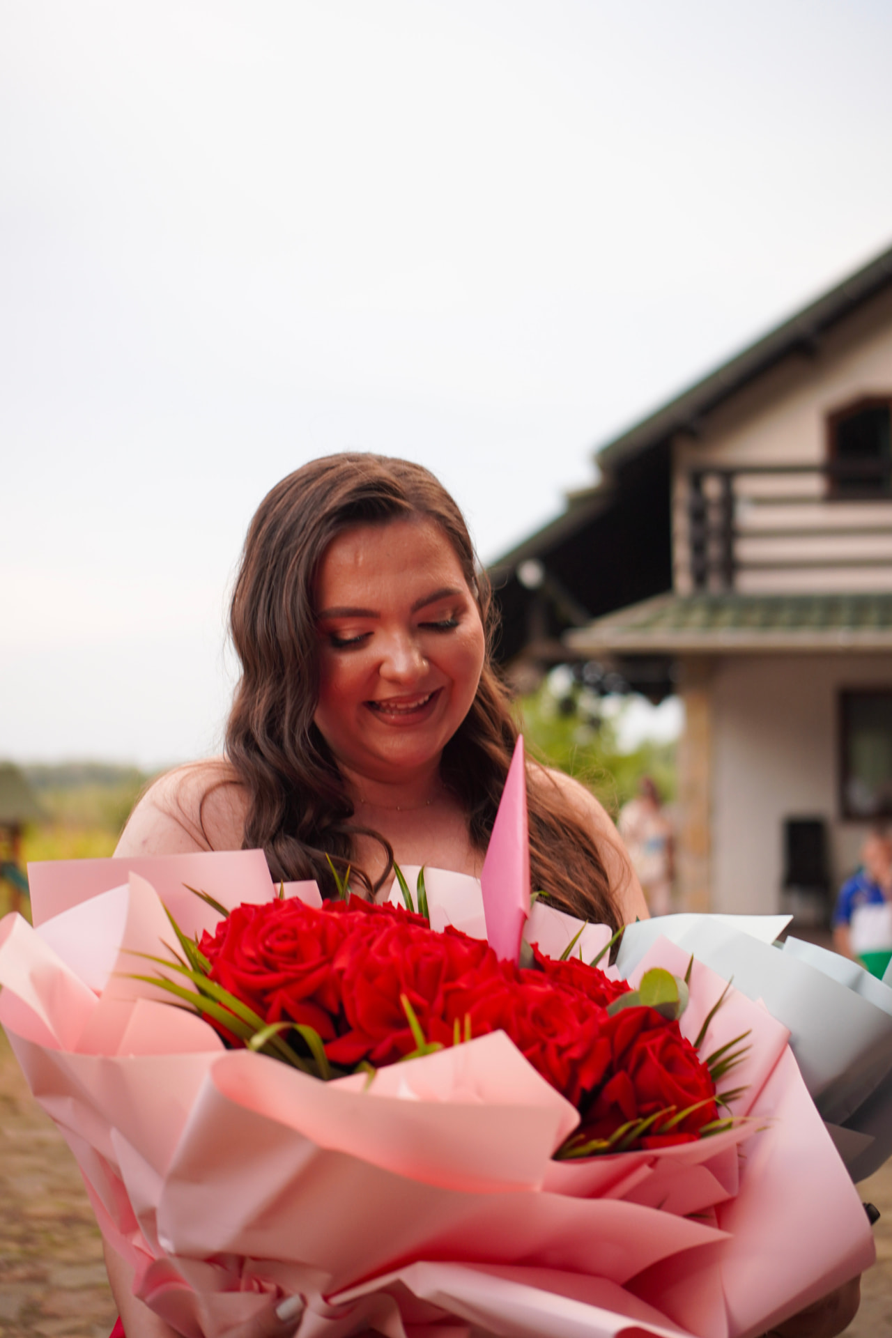 Portret cu buchet de trandafiri roșii